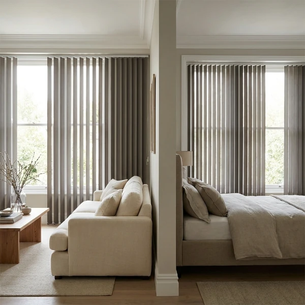 Cortinas verticales en dormitorio y salón instaladas en Marbella
