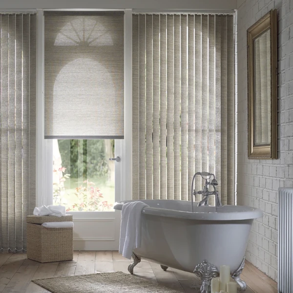 cortinas verticales en Marbella instaladas en baño moderno