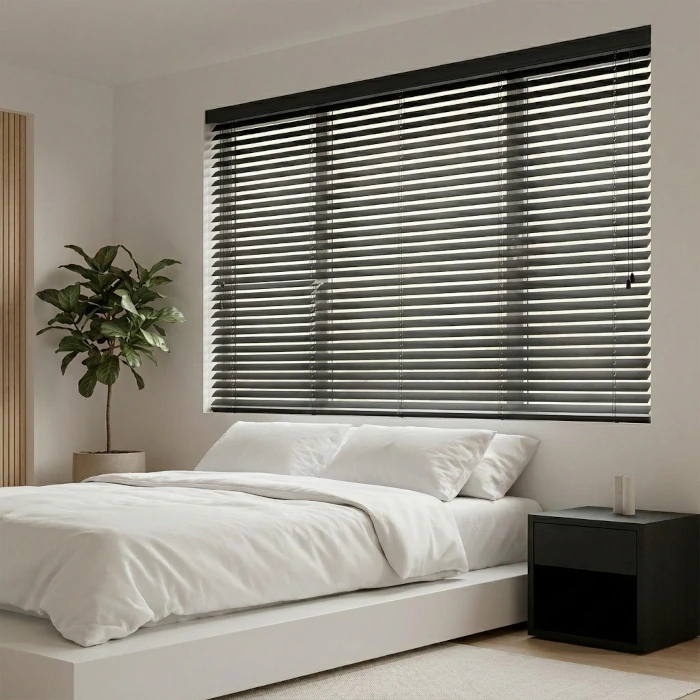 venecianas de madera wengue instalada en dormitorio de Marbella